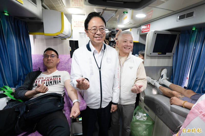 桃園捐血嘉年華 張善政挽袖捐血