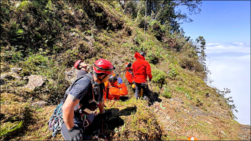 西巒大山罹難山友 遺體吊掛下山