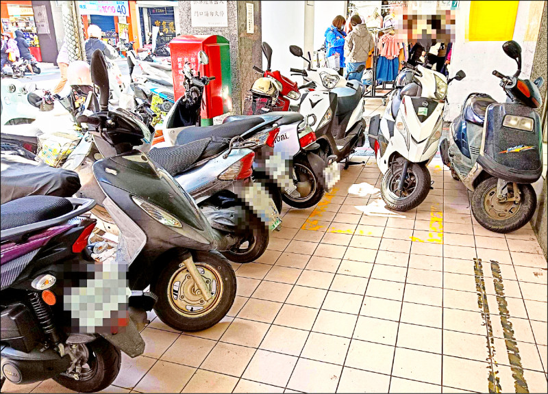 囂張機車停通道 彰市騎樓變停車場