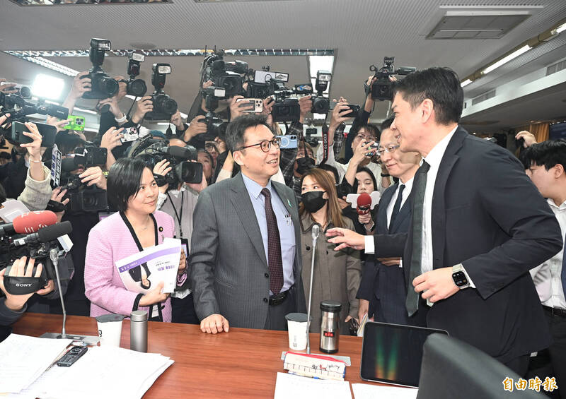 李貞秀上演「對空氣質詢」 民眾黨嗆劉世芳、召委李柏毅