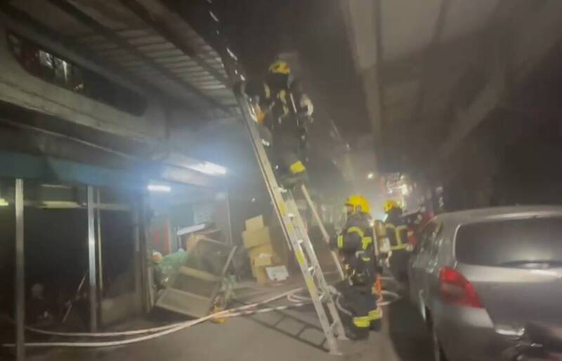 嘉義市凌晨住宅火警 搶救2人脫困