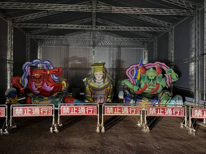 「天妃神」青森睡魔燈籠深夜移動 分批運抵朴子配天宮