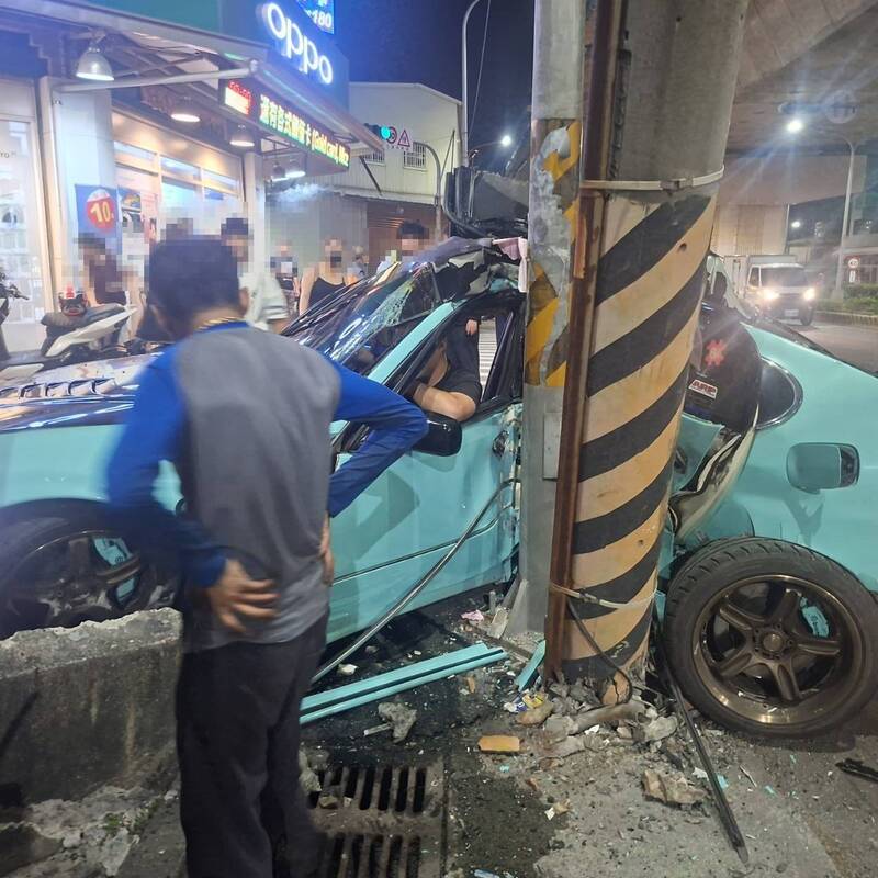 高雄市道188車禍造成住戶停電 駕駛乘客皆骨折送醫
