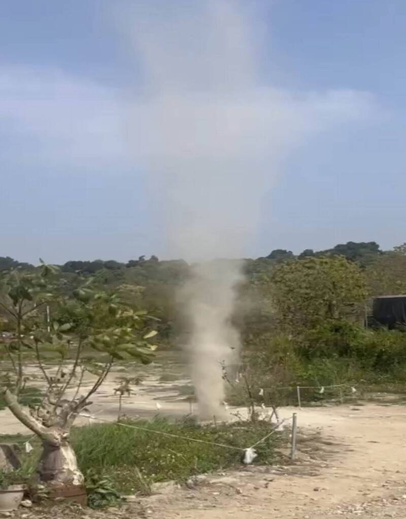 大晴天罕見龍捲風 彰化塵土飛揚畫面太震撼