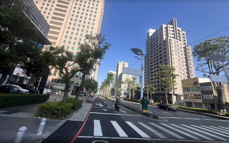 高市投入900萬元擴建前鎮中山二路側溝 改善機慢車道積淹水