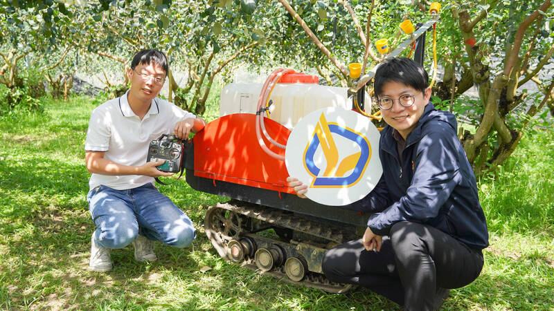 青年局長林楷軒(右)與伊凌科技執行長許潪銘(左)合影,期許青年新創團隊持續將科技應用導入在地產業,為高雄注入源源不絕的創新能量。(青年局提供) 青年局長林楷軒(右)與伊凌科技執行長許潪銘(左)合影,期許青年新創團隊持續將科技應用導入在地產業,為高雄注入源源不絕的創新能量。(青年局提供)