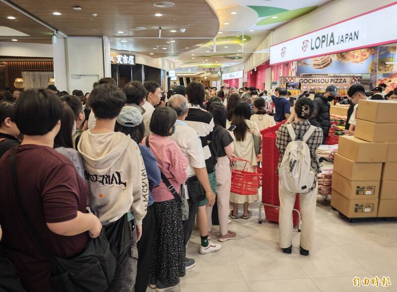 台南三井Outlet二期試營運湧人潮 日系超市塞爆