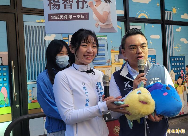 洪孟楷陪掃市場送「兩隻魚」 楊智伃自喻王鴻薇、徐巧芯最佳接班人