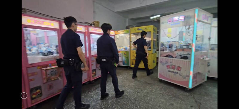 小偷把夾娃娃機當提款機 蘆洲警鎖定嫌犯追緝