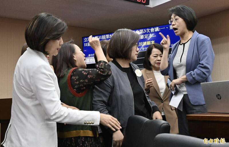 翁曉玲強勢沒收表決 反嗆綠委:阻擋我離開已構成強制罪