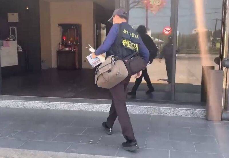 金門1家KTV驚傳喋血案，專案小組鑑識人員到場採證。（金門縣警察局提供）