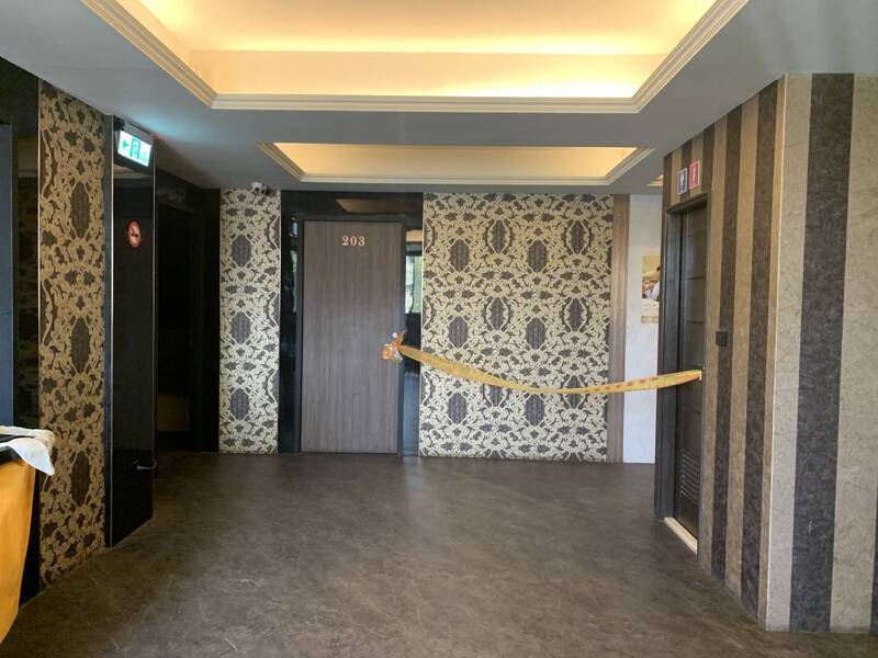 金門1家KTV驚傳喋血案，警方到場拉起封鎖線。（金門縣警察局提供）