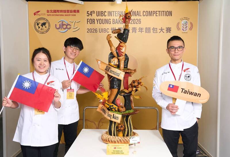 高餐大林裕憲、蔡昀蓉以足球主題藝術麵包奪冠 「倒掛金鉤」驚豔國際