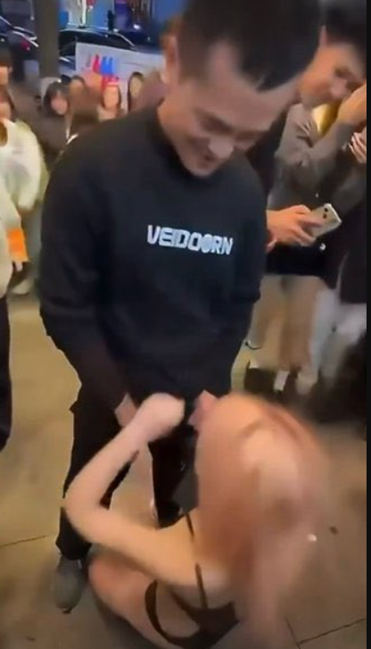 金发女子蹲在男伴裤裆前。（图撷自「@KoloSilu2」X帐号）