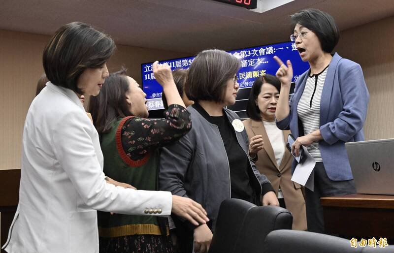 翁曉玲程委會未表決逕裁示散會 公督盟批惡劣:應送紀律委員會並請辭