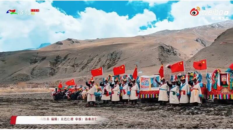 藏人穿白衣参加春耕仪式，拖拉机上挂著中国国家主席习近平肖像，有如汉人出殡的场景。（取自萨格尔扎西SakarTashi X）