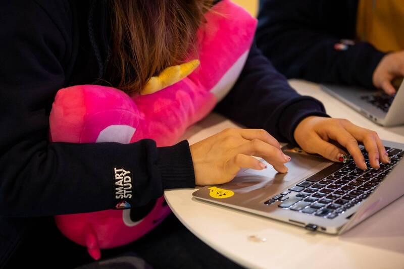 南韓仁川一名女職員控訴遭50多歲男主管性騷擾，對方屢次將體毛撒在她的辦公桌、電腦及制服口袋；示意圖，與新聞事件無關。（彭博）