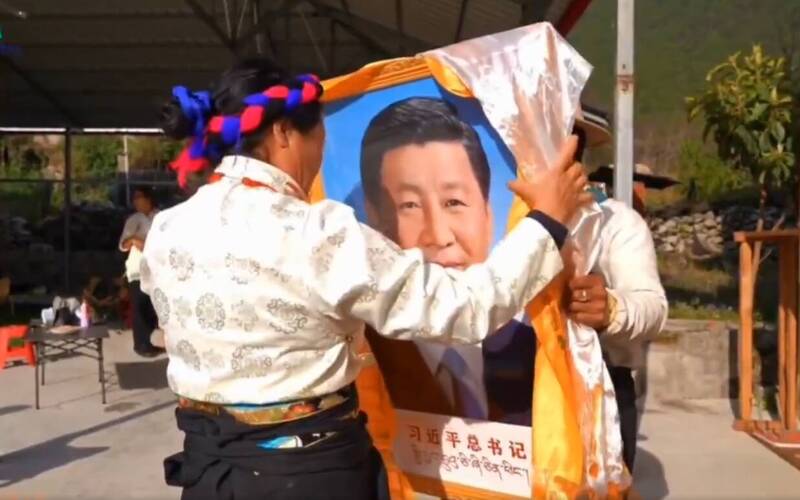 給習近平送葬？西藏春耕儀式穿白衣掛習肖像 引發熱議