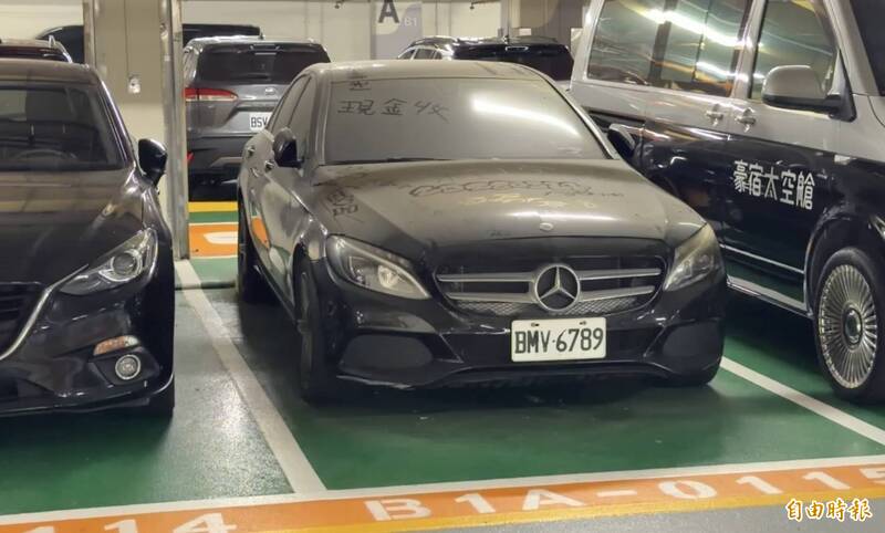 桃機二期停車場黑色賓士塵封近3年 疑掛假牌航警調查中