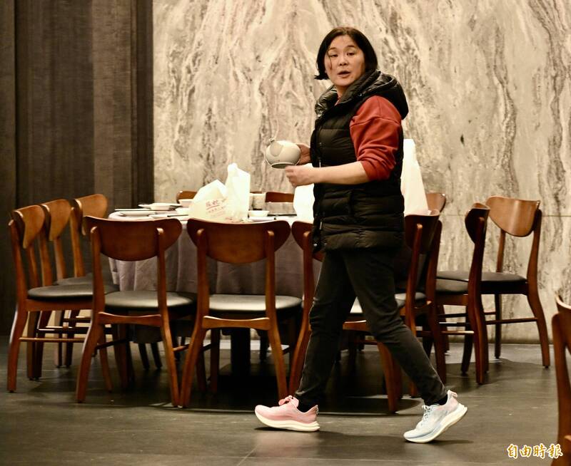 漏網鏡頭》陳玉珍出席國民黨團餐敘  兩腳鞋不同色