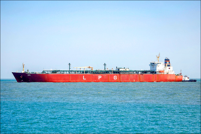 美國總統川普十八日發文敦促盟國協助打通荷姆茲海峽，還暗示美國可能會在伊朗徹底「完蛋」之後，撒手不管使用荷姆茲海峽的盟國船隻的安全。（路透檔案照）