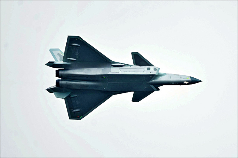 被譽為中國空軍王牌戰機「殲-20之父」的楊偉，已遭中國科學院除名院士頭銜，令外界強烈質疑殲-20對外宣稱的優異性能，是否存在造假與浮誇的疑慮。（法新社檔案照）