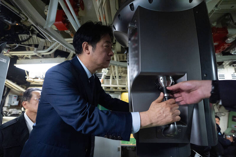 總統至「海軍256戰隊」視導海龍軍艦。（總統府提供）