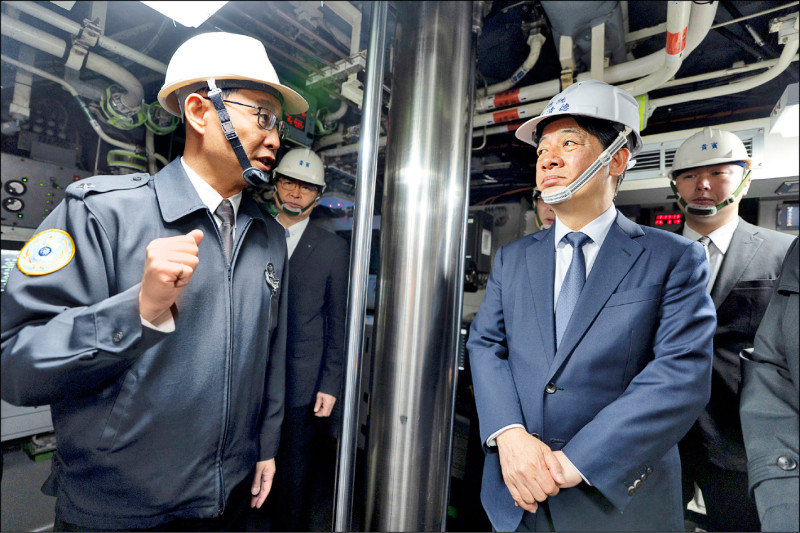 總統賴清德19日登艦視導海鯤軍艦，呼籲朝野共同支持國防。（總統府提供）