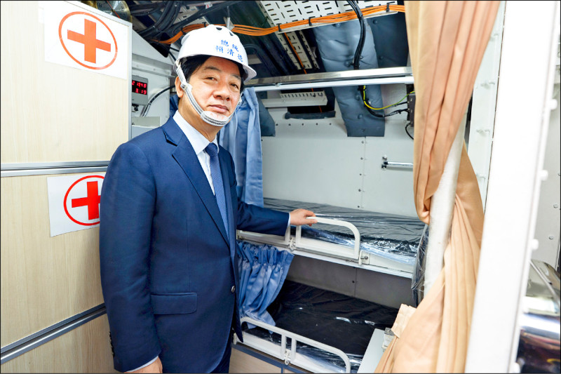 總統賴清德19日視導並親自登上海鯤軍艦，首次曝光高度機密的海鯤號部分內裝，包括寢室、緊急醫療設備及餐廳等部分區域。（總統府提供）