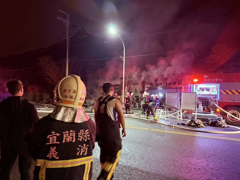 現場濃煙不斷竄出。（民眾提供）