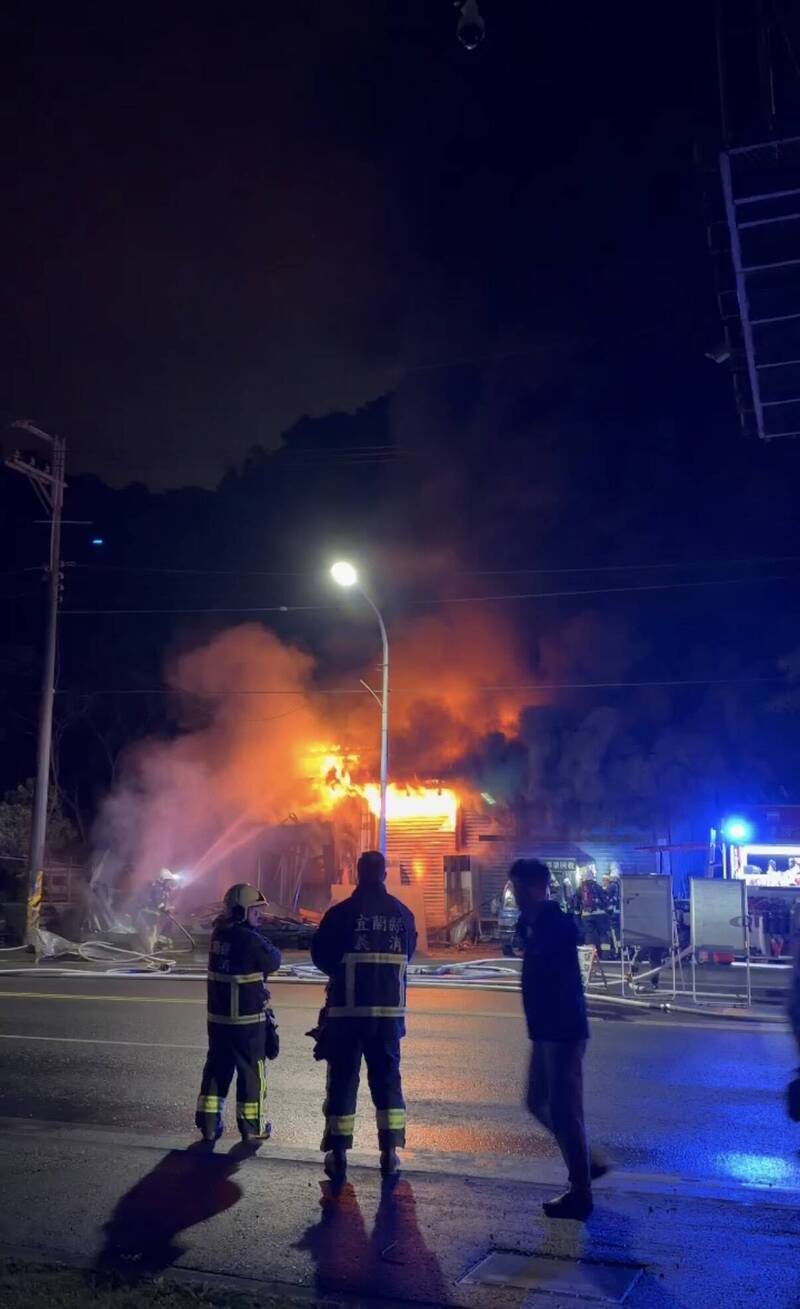蘇澳造船倉庫深夜惡火，狂竄「藍色火焰」幸無人傷亡。（民眾提供）