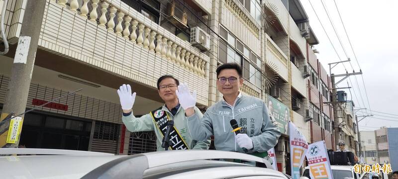 高雄市長參選人賴瑞隆陪車掃 力挺中二選區王立任拚議員初選