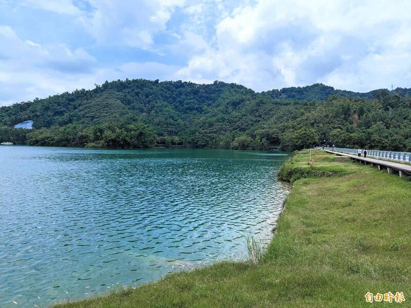 日月潭水社壩的青山綠水美景，是潭區熱門婚紗景點。（記者劉濱銓攝）
