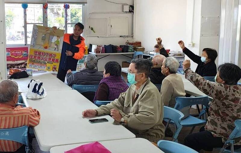 守護長者安全 台南白河消防員推廣「老人防火5訣」