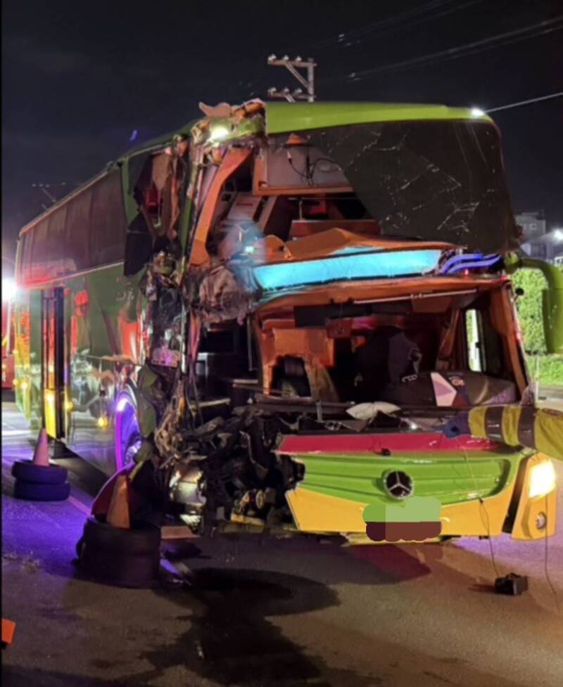 「欣樂遊覽車」桃園擦撞路邊大貨車 車上乘客19人輕傷