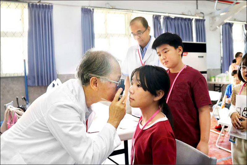 台西學生 獲贈744盞檯燈、眼科義診