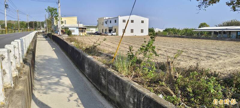 台中市后里區太平里溝渠乾涸。（記者張軒哲攝）