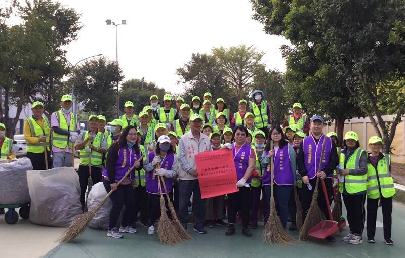台南新營民榮里環保志工隊週六清晨掃街12年 志工:打掃是件快樂的事
