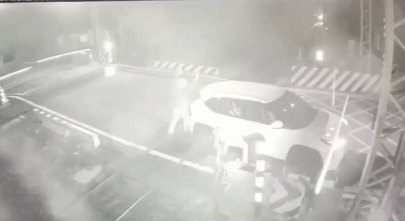台鐵副站長駕車闖平交道 被台鐵貨車撞擊影片曝光
