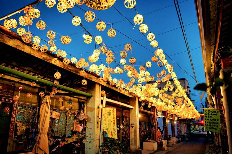 台南左鎮老街天幕每季一換 近700顆竹編球高掛