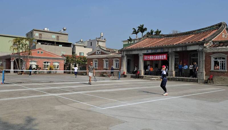 台南市定古蹟黃家古厝內打網球 傳承後壁軟網的榮耀有故事