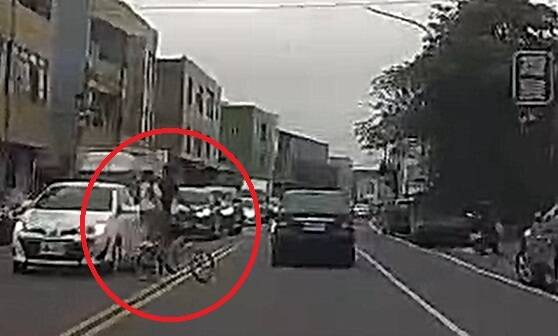 彰化日常?單車雙載「站火箭筒」還跨越雙黃線 下場曝光了