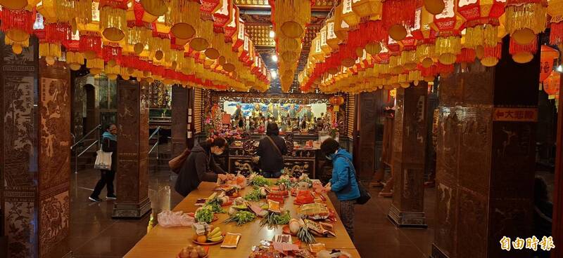 文昌帝君誕辰 學生和家長參拜基隆慈雲寺祈求考運順利