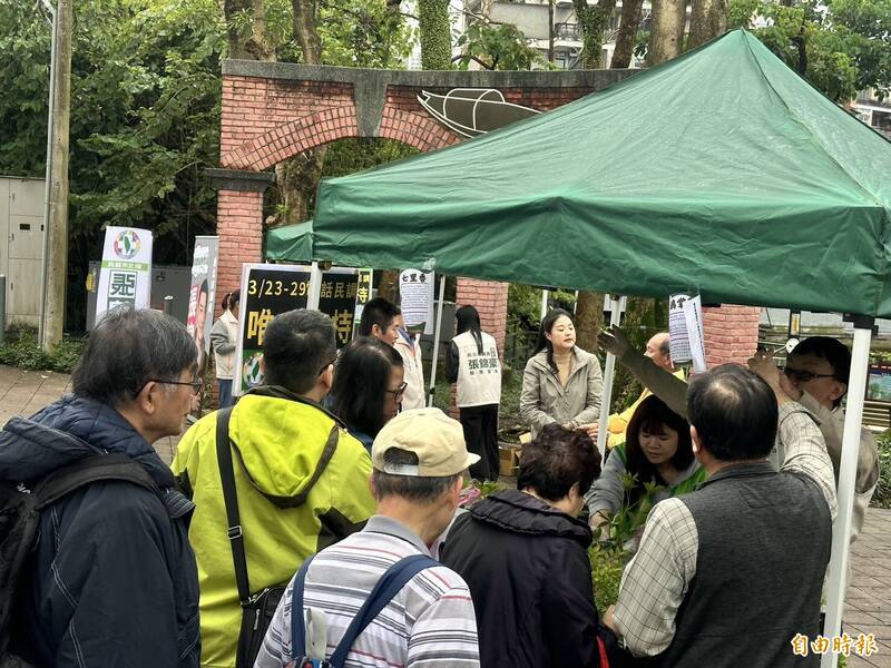 世界森林日新北議員張錦豪送苗木換發票 推廣綠化兼做公益