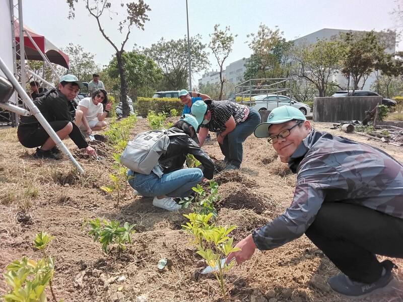 南市永福國小星星兒家庭植樹24年 打造跨世代戶外融合教育課