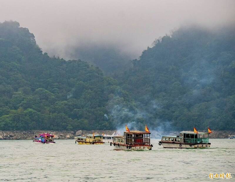 全台罕見!媽祖遶境石門水庫 40艘遊艇陪同出巡
