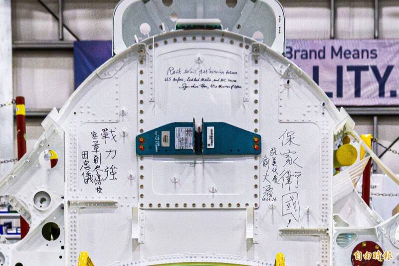 赴美見證F-16 BLK70戰機生產 我方在組裝機件留下「印記」