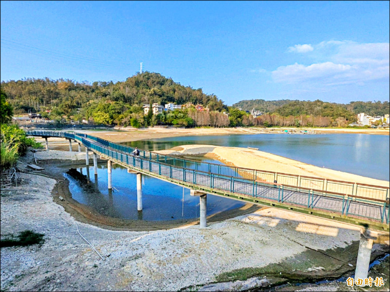 日月潭水位狂掉 水上自行車道也「上岸」