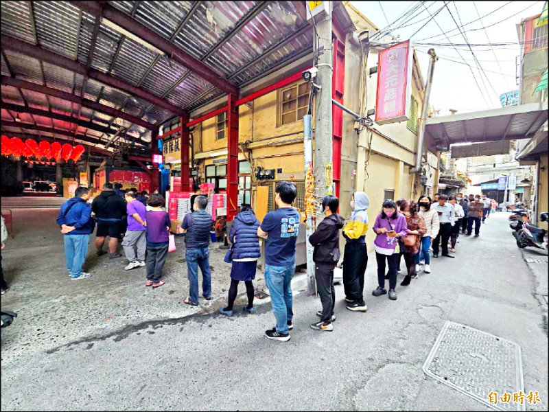 「頭牙」拜土地公 彰市麻糬名店人潮暴增