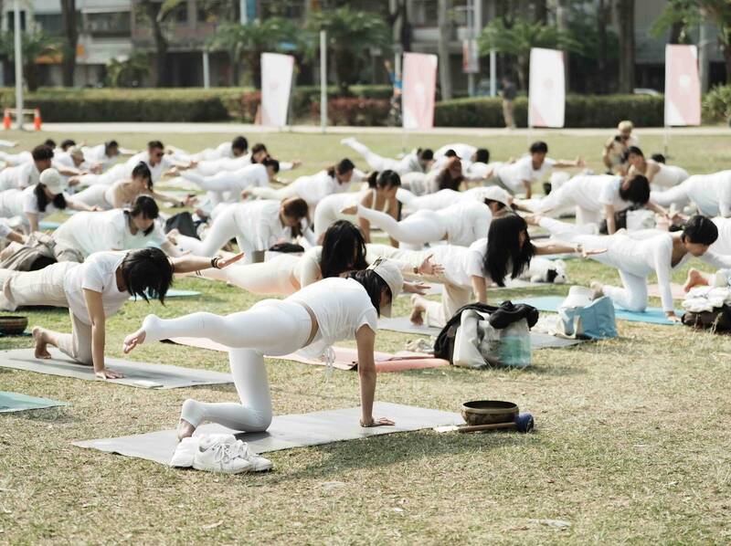 台中「白色瑜珈」上百人參與 療癒身心也做公益